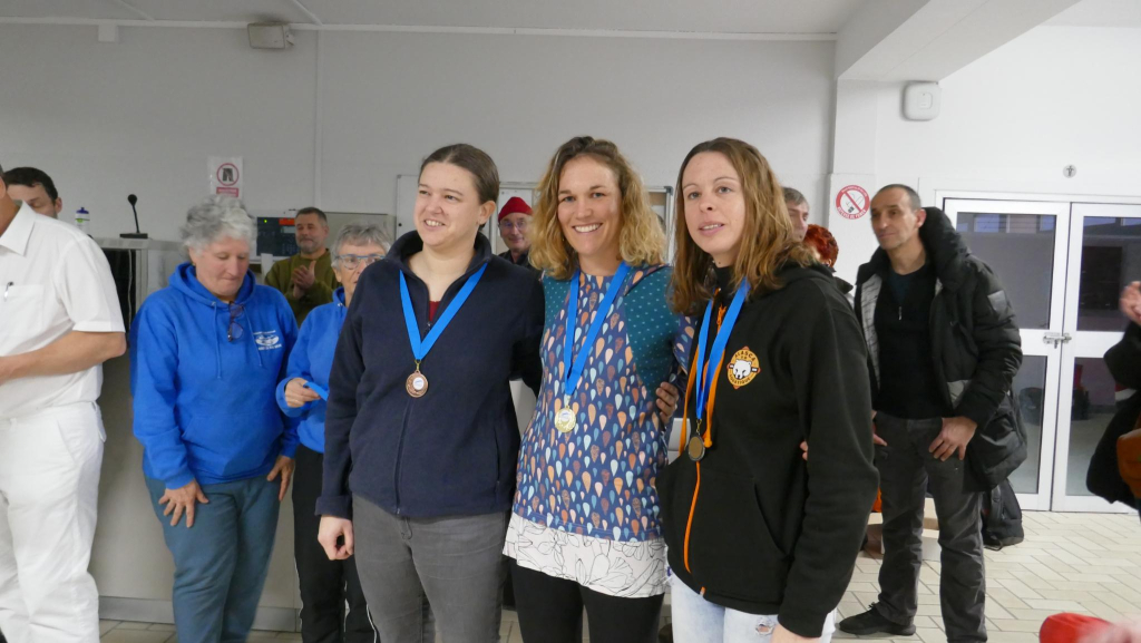 Peut être une image de 3 personnes et piscine